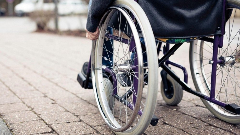 На Львівщині п'яний батько залишив на вулиці свою доньку в інвалідному візку