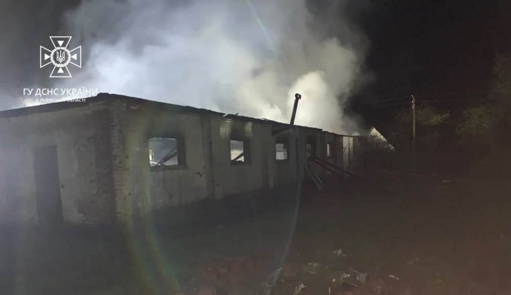 На Львівщині в гаражі згоріли 10 автомобілів