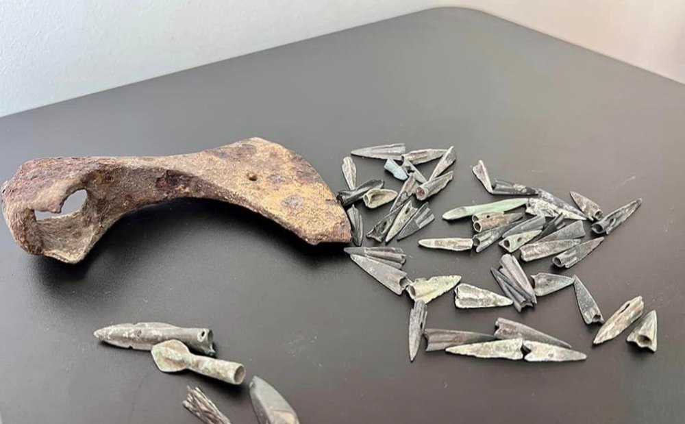 Кам’яний ніж, наконечники та бронзова сокира: Київські митники вилучили скіфські артефакти (ФОТО)