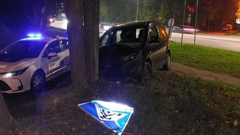 Водій Volkswagen зі смертельною дозою алкоголю зніс дорожній знак у Львові (ФОТО)