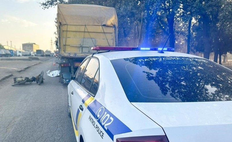 На Одещині велосипедист під час руху впав під колеса вантажівки