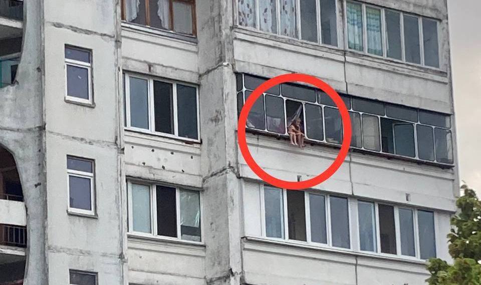 Сіділи на краю відкритого балкону: небайдужим киянам вдалося врятувати дітей (ФОТО)