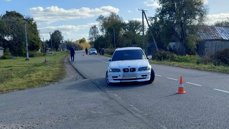 На Сумщині молода водійка за кермом «BMW» знесла з дороги мотоцикліста (ФОТО)