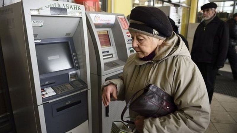 У Дніпрі на Яворницького банда пограбувала жінку біля банкомата