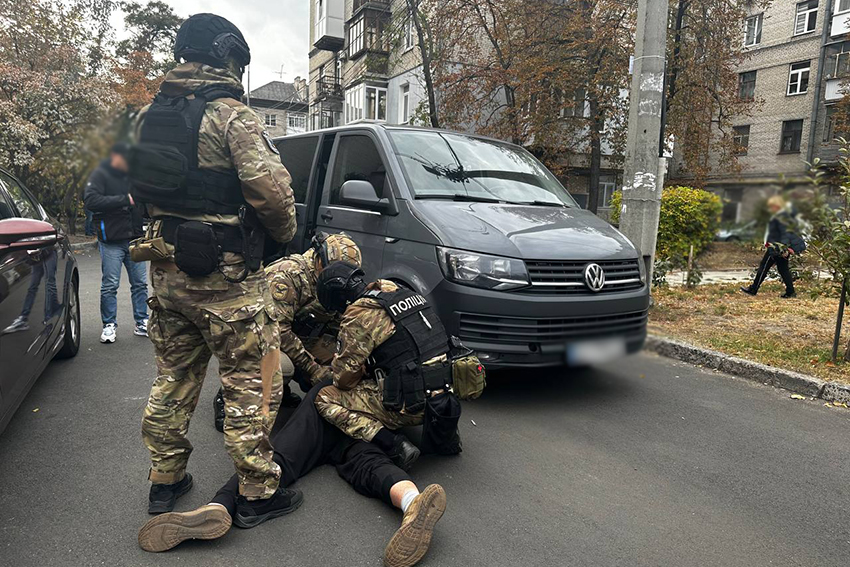 У Києві поліцейські затримали на гарячому торговця зброєю та боєприпасами (ВІДЕО)