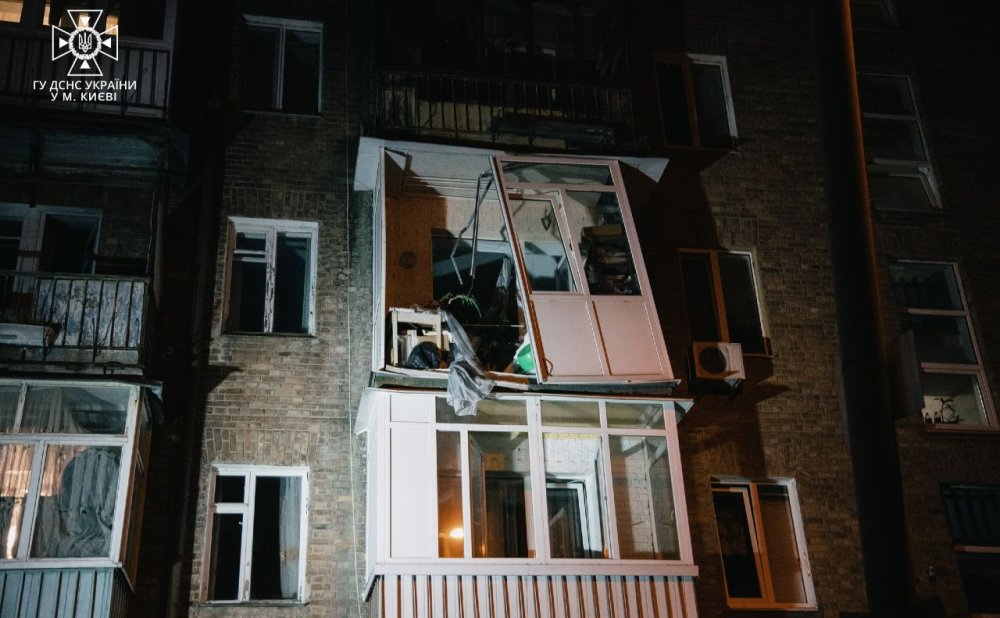 У Києві вибухом зруйнувало балкон у пʼятиповерхівці (ФОТО)