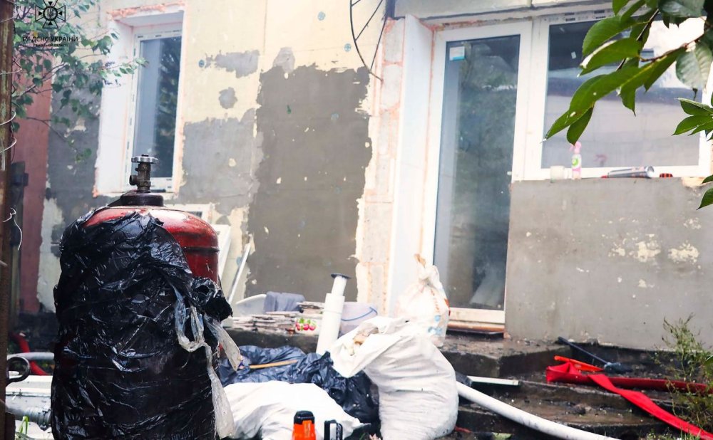 За мить до вибуху: В Ірпені рятувальники винесли газовий балон з палаючого будинка (ФОТО)