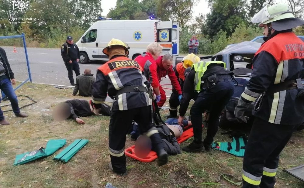 В Олександрії рятувальники Кіровоградщини дістали двох людей із розтрощеної автівки (ФОТО)