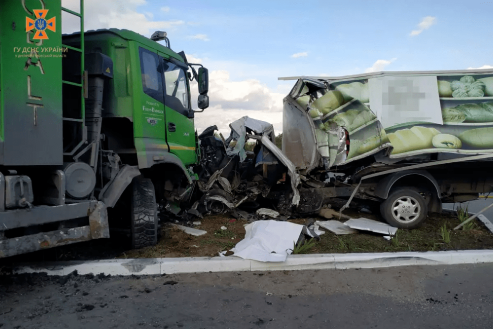 У Синельниківському районі зіткнулися дві вантажівки: одна людина загинула, дві постраждали (ФОТО)