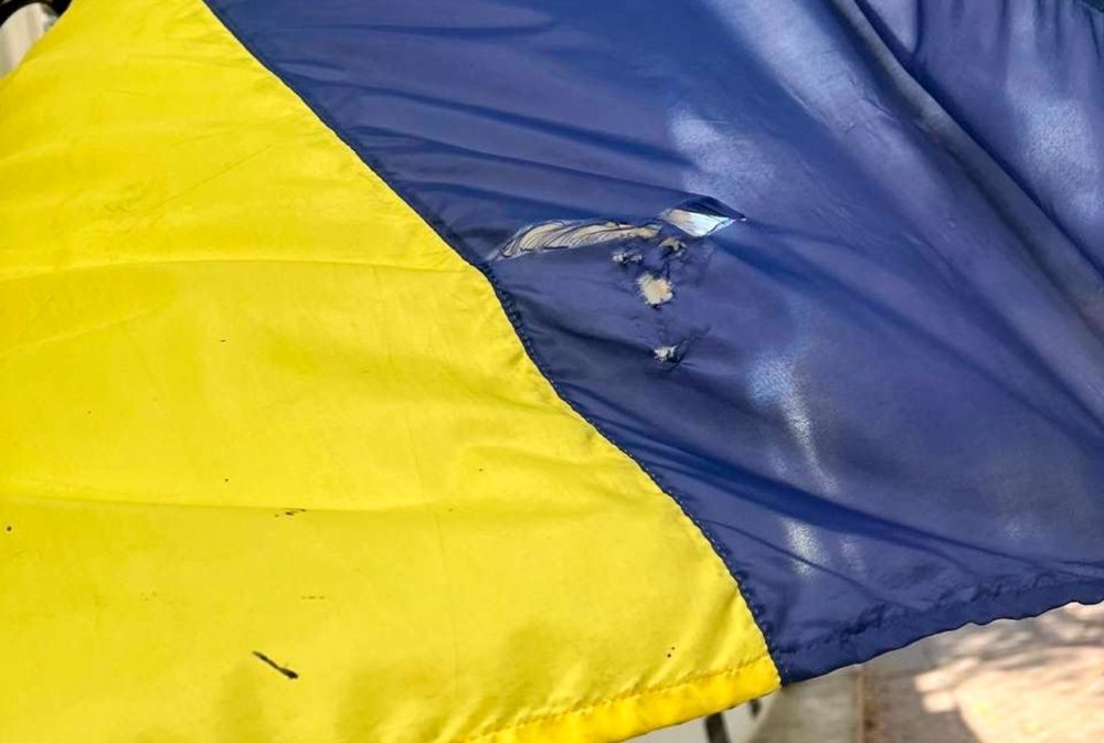 В Одесі п'яний молодик розірвав прапор України (ФОТО)