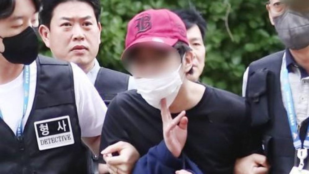 У Кореї підлітка-наркомана засудили на три роки за спробу відчинити двері літака в небі