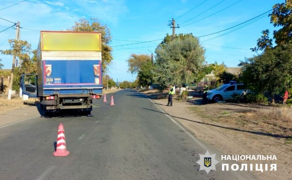 На Одещині вантажівка збила маленького хлопчика, який раптово вибіг на дорогу (ФОТО)