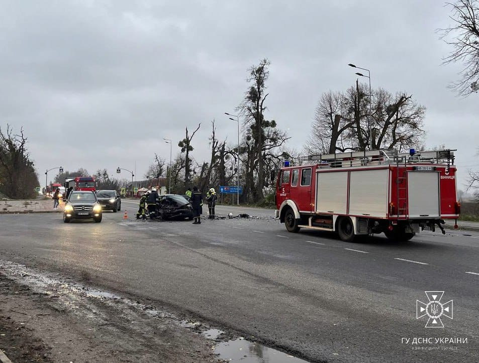 Під Вінницею зіткнулися два автомобілі: одна людина загинула (ФОТО)