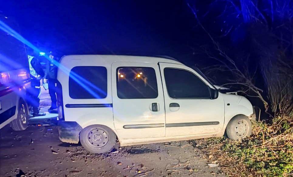На Київщині легковик вилетів на зустрічну та врізався у дерево, водій загинув на місці (ФОТО)