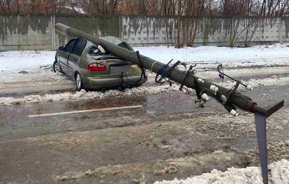 На Київщині водій зніс бетонний стовп, який майже навпіл розірвав авто (ФОТО)