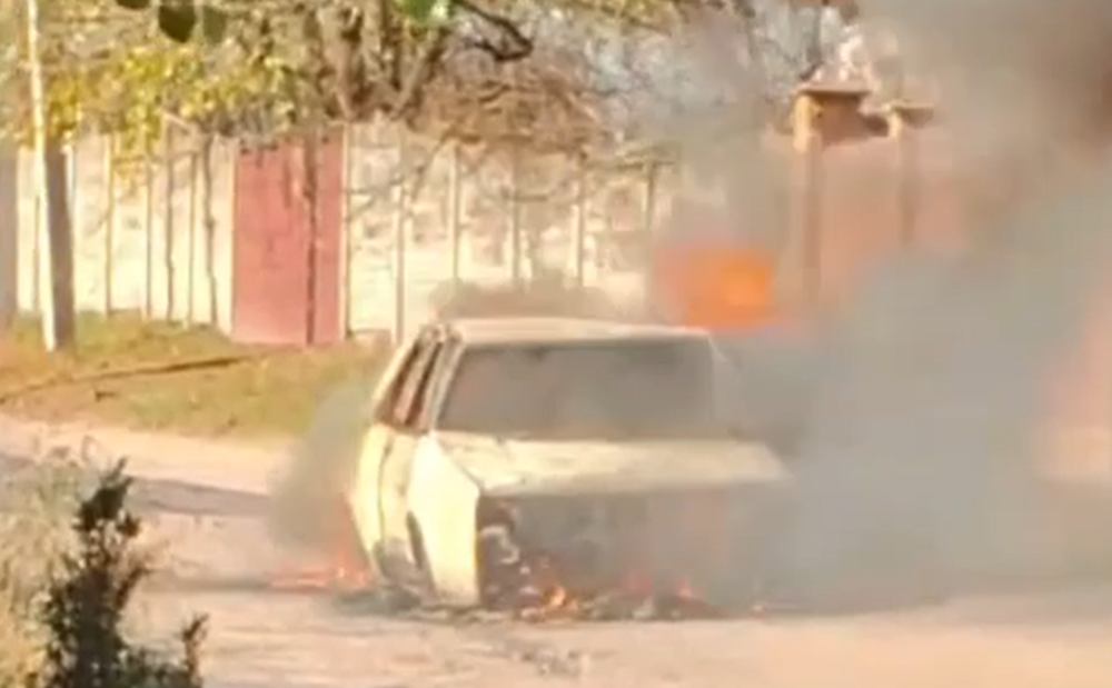 На Київщині посеред дороги згоріло авто, яке чоловік тільки-но купив