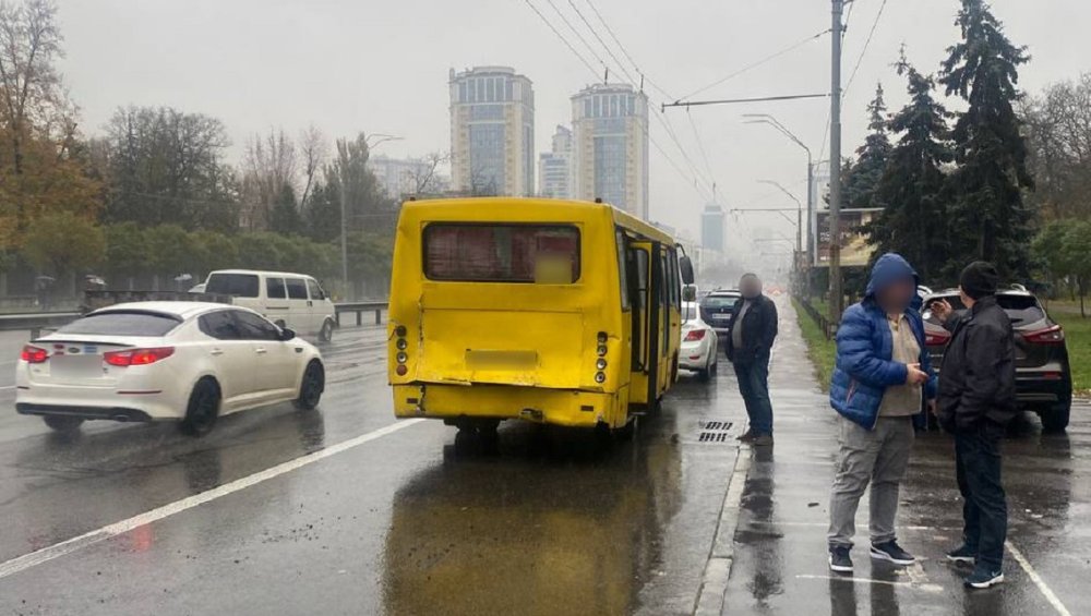 У Києві зіткнулися дві маршрутки, постраждали 7 людей (ФОТО)