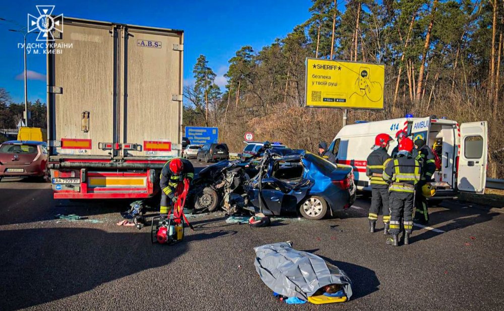 У Києві в аварії загинув чоловік: двох дітей госпіталізували (ФОТО)
