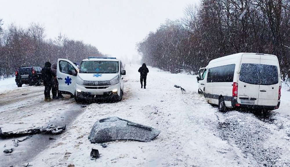 Внаслідок ДТП на Чернігівщині постраждали 9-ро людей, поліція веде розслідування (ФОТО)