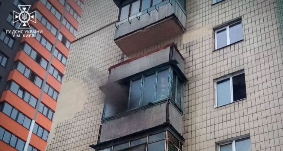 У Києві спалахнула квартира у багатоповерхівці (ФОТО)