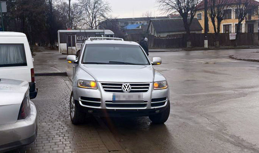 У Кам’янці-Подільському під колеса позашляховика потрапила 18-річна дівчина