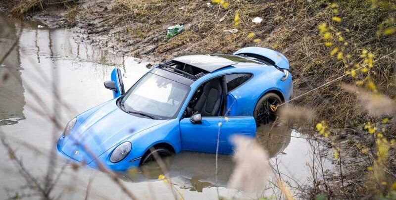 ДТП на 7,4 мільйона: у Нідерландах втопили дорогий Porsche на українських номерах (ФОТО)