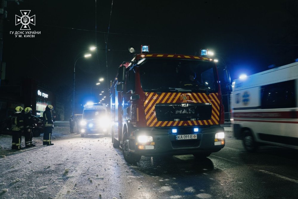 У Дніпровському районі рятувальники зі спецінструментом деблокували водія з авто (ФОТО)