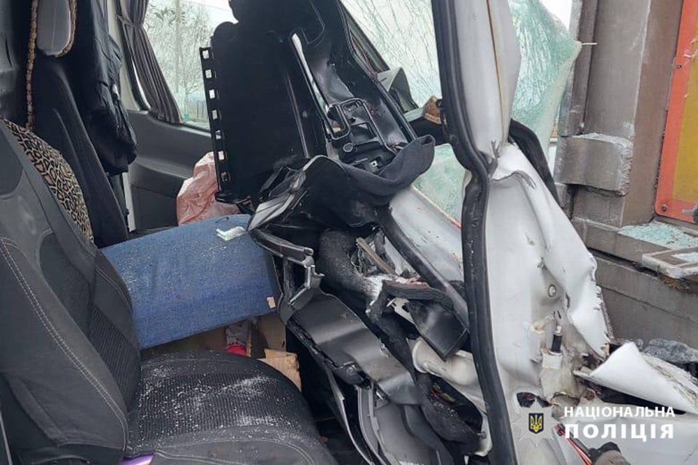 Смертельна ДТП на Черкащині: мікроавтобус врізався у припарковані вантажівки (ФОТО)