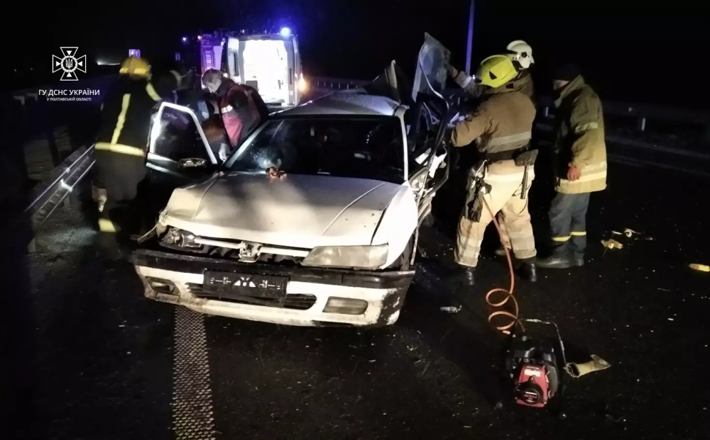 На Полтавщині рятувальники дістали пораненого водія із потрощеного у ДТП автомобіля