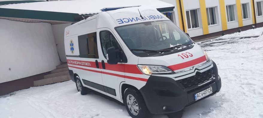 У швидкій померла літня жінка з пошкодженого ракетою будинку на Солом’янці