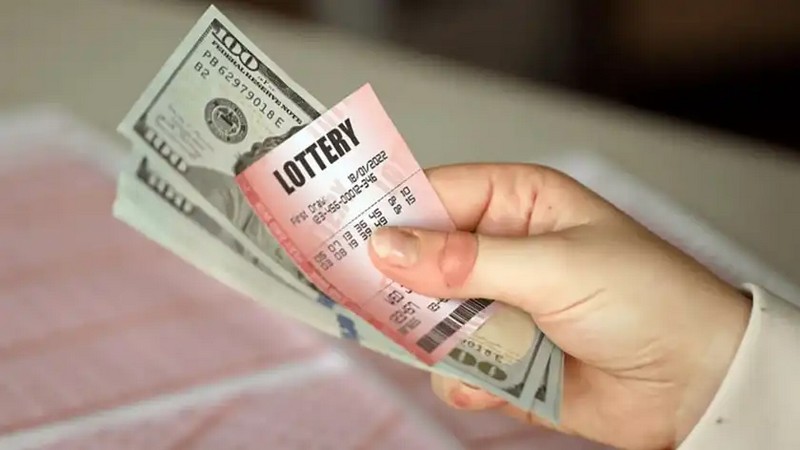 Сто тисяч доларів: Жінка випадково знайшла виграшний лотерейний білет за 2021 рік