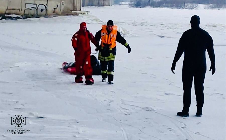 Смертельна рибалка: у Дарницькому районі дістали чоловіка, який провалився під кригу (ВІДЕО)