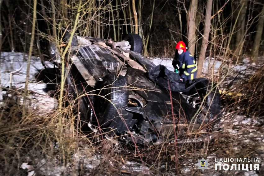На Хмельниччині «BMW-Х5» вилетів з дороги і перекинувся, є загиблі та поранені