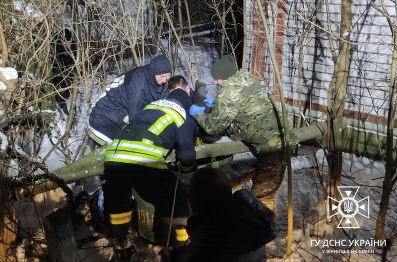 На Вінниччині рятувальники дістали із криниці тіло літньої людини