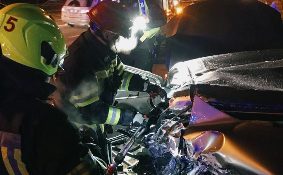 Столичні рятувальники дістали водія з понівеченого авто (ФОТО)