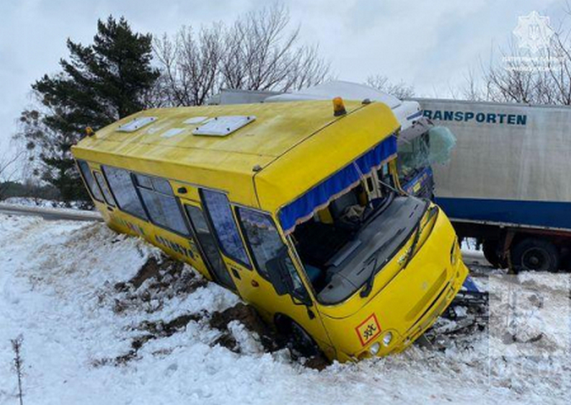 Поблизу Чернігова зіткнулися фура та шкільний автобус: є постраждалі (ФОТО)