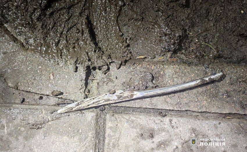 У Києві на вулиці нападник схопив перехожого та приставив йому ніж до горла