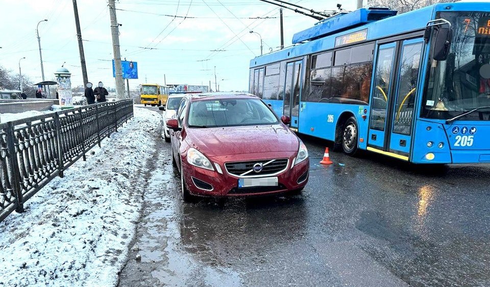 У Рівному необачна старенька жінка потрапила під автомобіль (ФОТО)