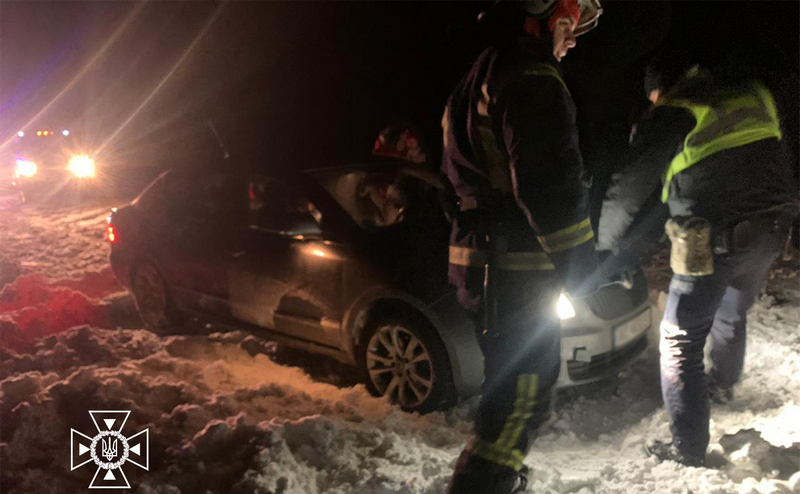 На Львівщині в снігових заметах застрягла автівка з п'ятьма людьми: викликали рятувальників
