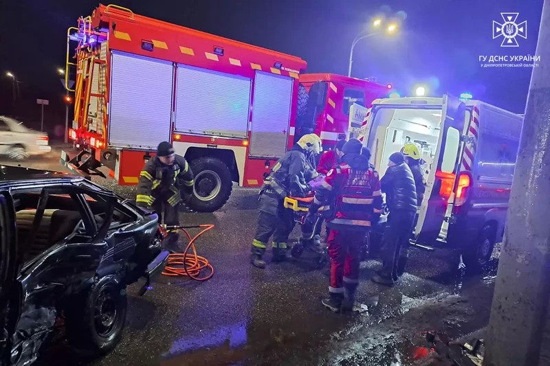 ДТП у Павлограді: рятувальники деблокували водійку з розбитого авто (ФОТО)