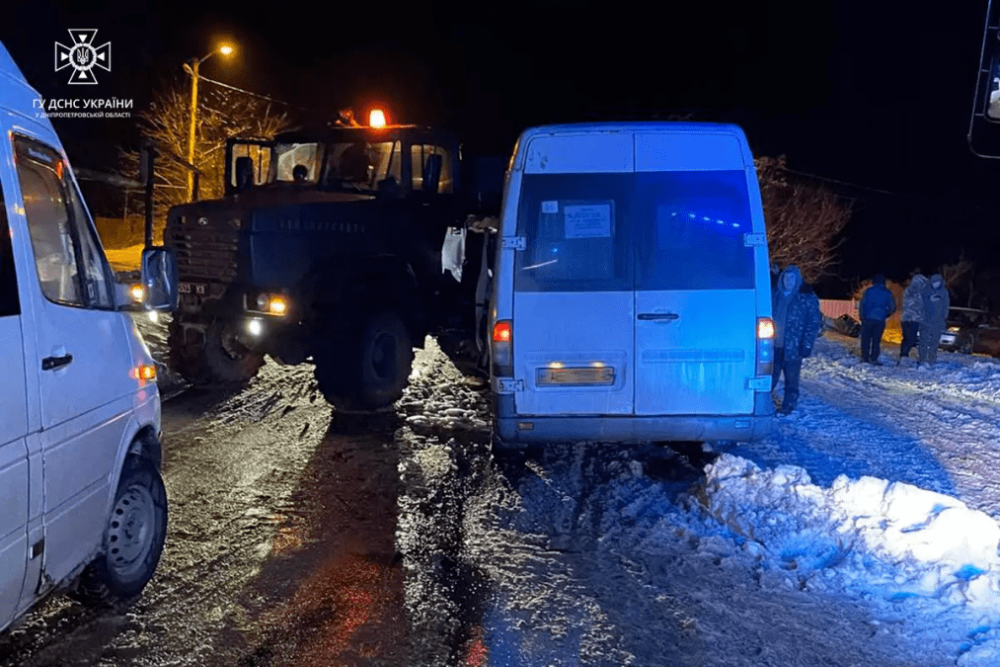 У Дніпрі мікроавтобус зіткнувся з вантажівкою: одного з водіїв діставали надзвичайники (ФОТО)