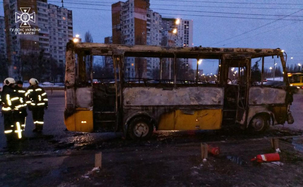 Згоріла майже вщент: на Теремках спалахнула маршрутка (ФОТО)