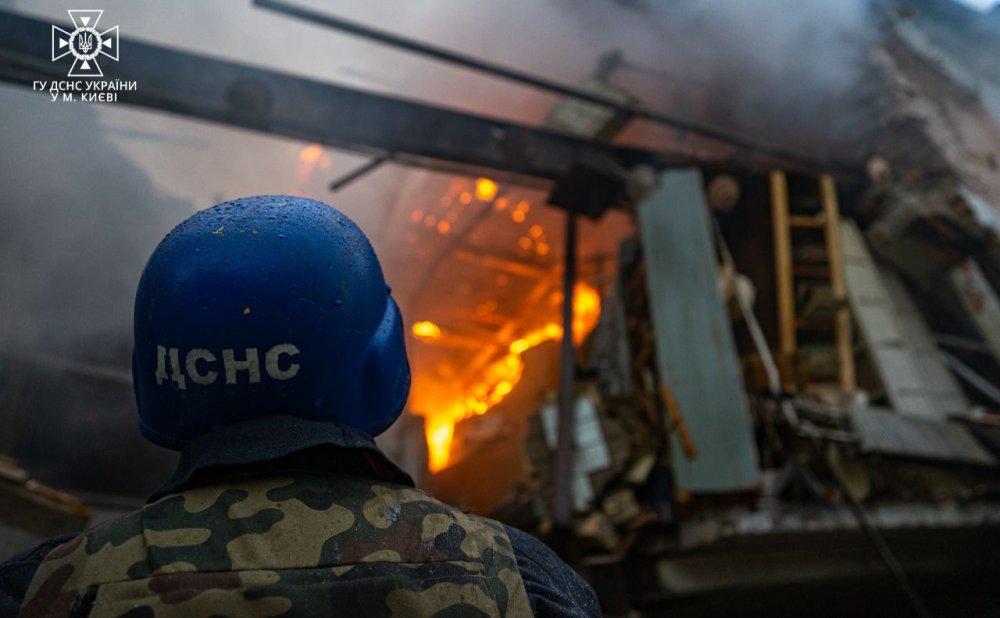 У столичній ДСНС показали, як ліквідовували наслідки ранкового обстрілу (ФОТО)