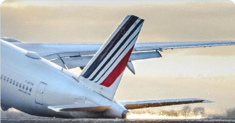 У Торонто літак вдарився хвостом об землю під час посадки