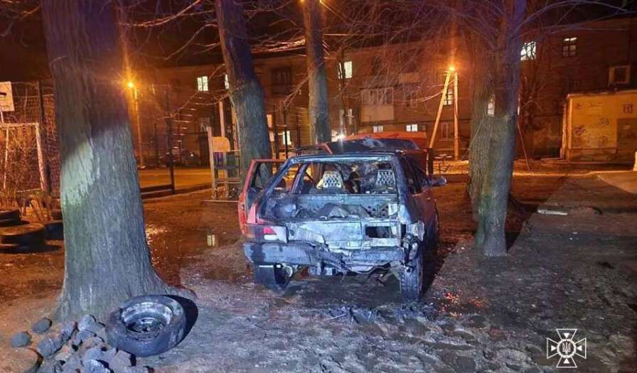 У Дніпрі на парковці загорівся легковий автомобіль (ФОТО)