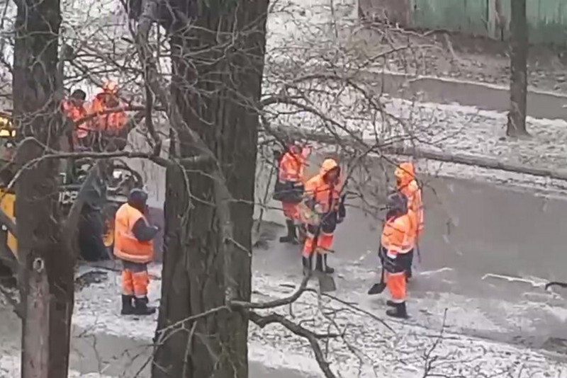У Києві комунальники стелять асфальт під снігом (ВІДЕО)