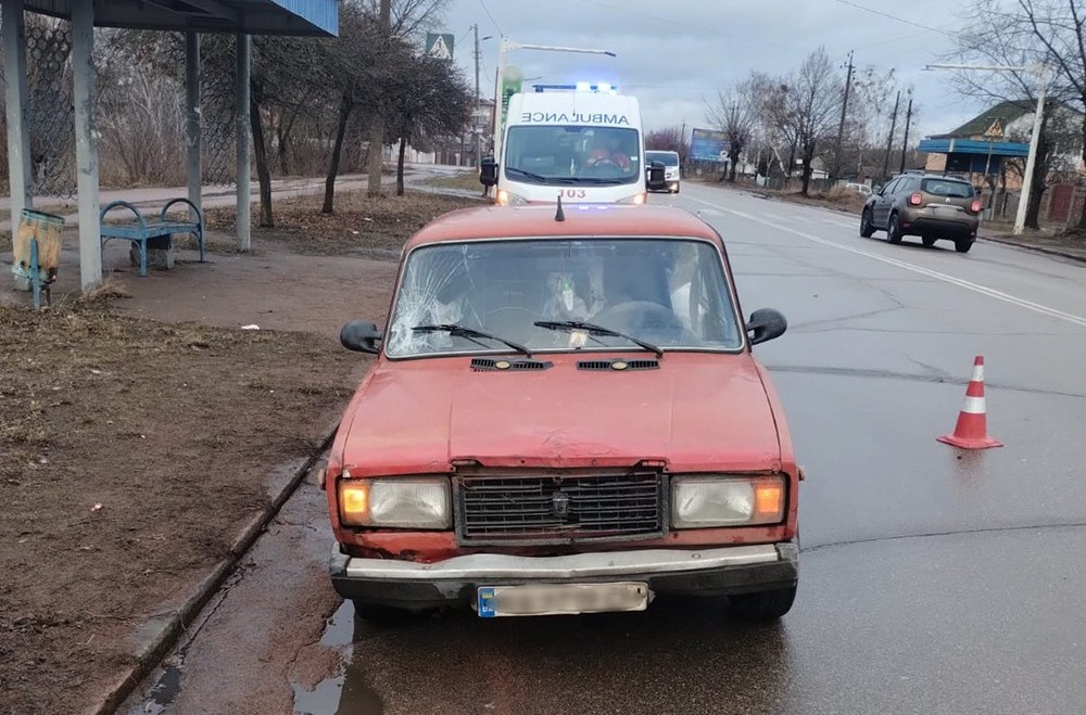 На Житомирщині молода жінка потрапила на капот старого автомобіля та до лікарні (ФОТО)