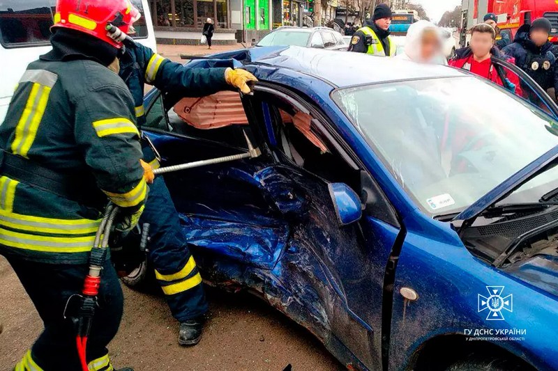 У Кривому Розі рятувальники дістали з понівеченої у ДТП автівки поранену 13-річну дівчинку (ФОТО)