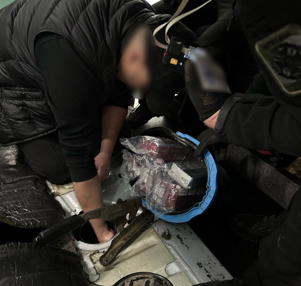 Прикордонники затримали автомобіль «запакований» сигаретами (ВІДЕО)