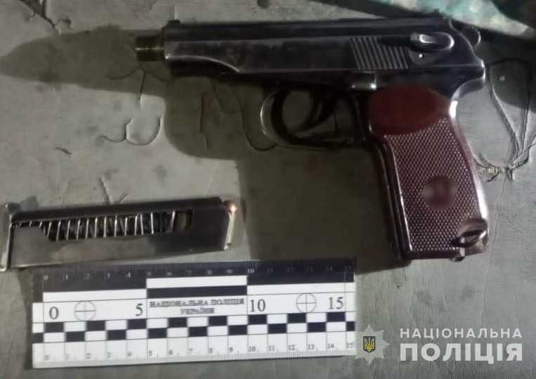 На Дніпропетровщині чоловік поцілив 23-річному хлопцю в плече з пістолета